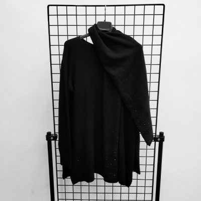ID015 maglia nera con sciarpa fronte